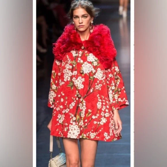 Dolce & Gabbana Red Jacquard Coat with Cherry Blossoms and Fur Collar - Picture 4 of 11
